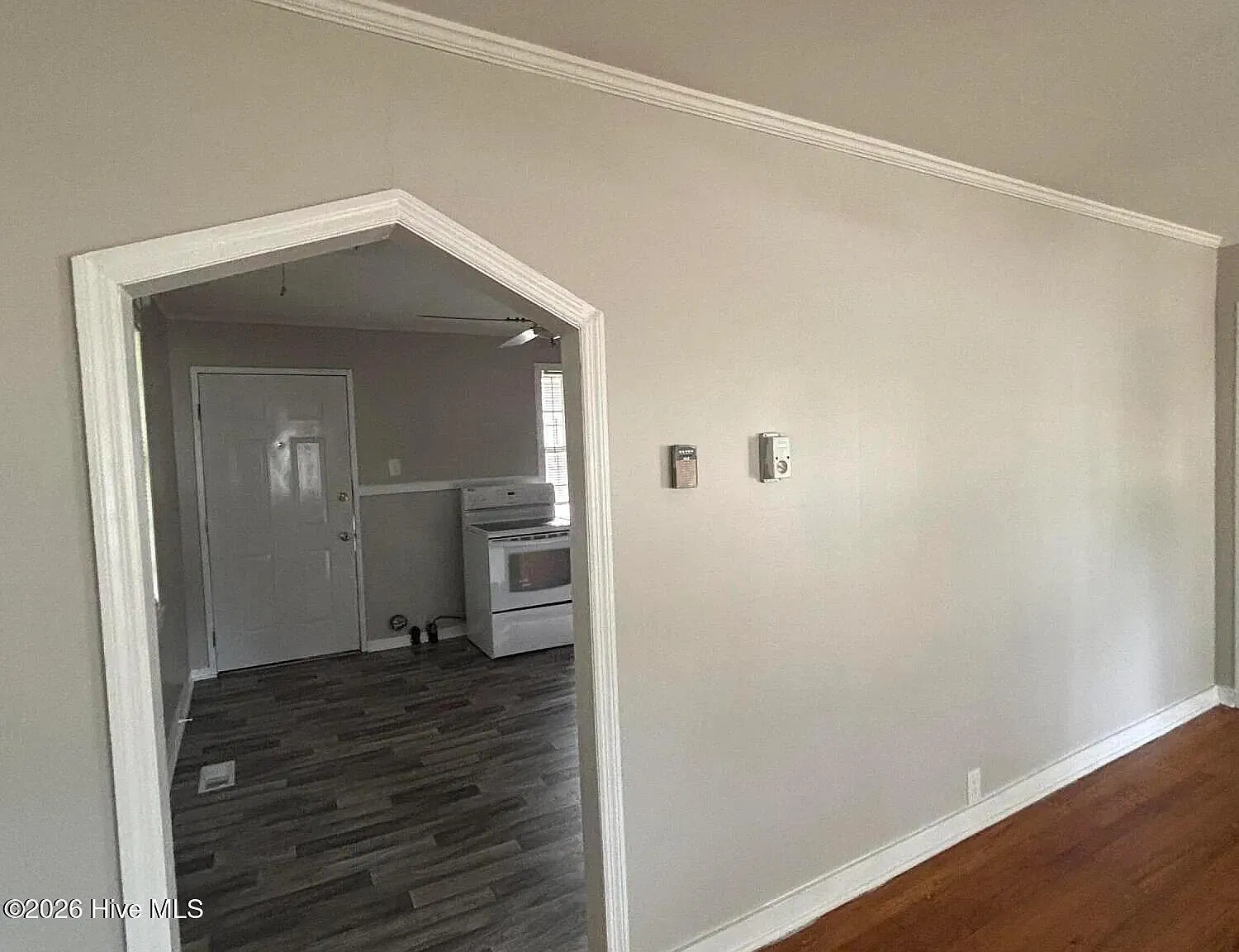 3 bed, 1.0 bath, 944 sqft, $1,300 — Photo 4