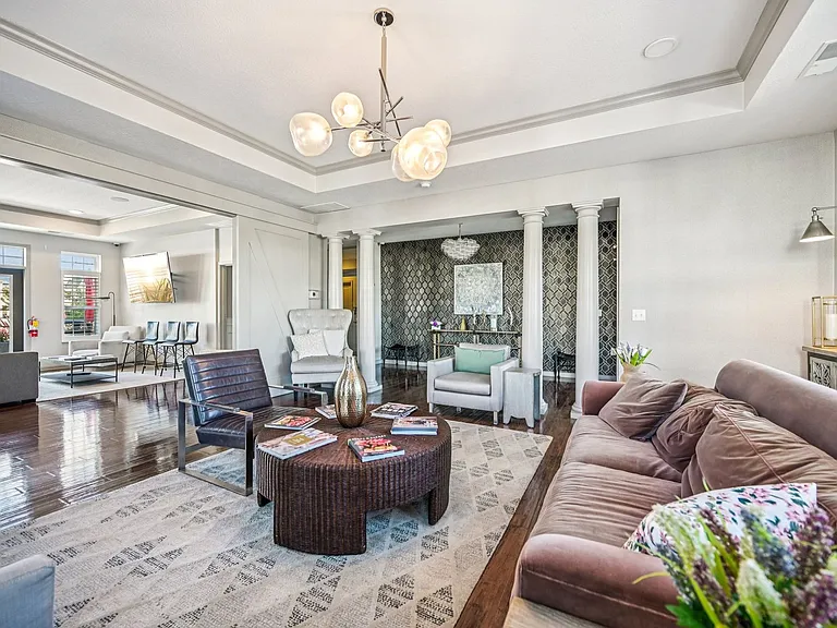 Latham Apartments — Photo 6