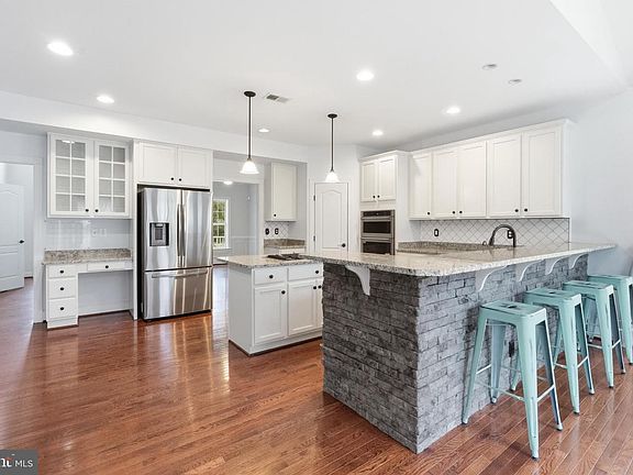 4th image of 217 Austin Ct