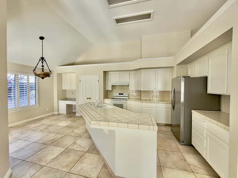 1780 E Pryor Dr — Photo 3