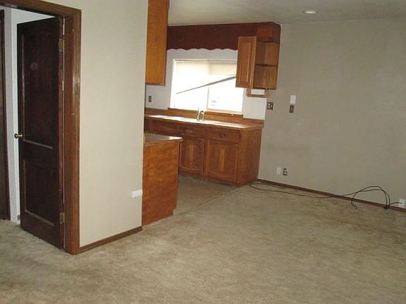 4th image of 364 De Barr Ave