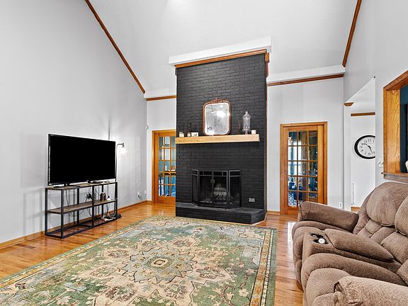 3rd image of 102 Chestnut Hl