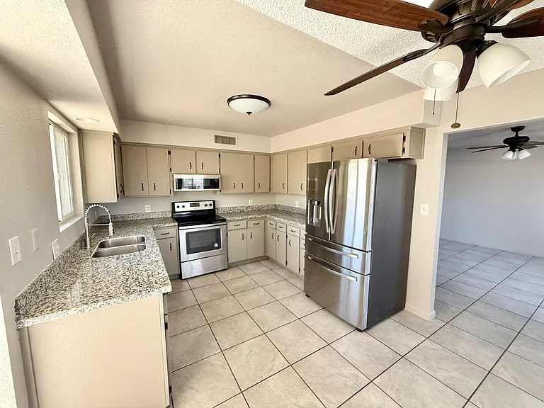 1265 S 13th Ave — Photo 2