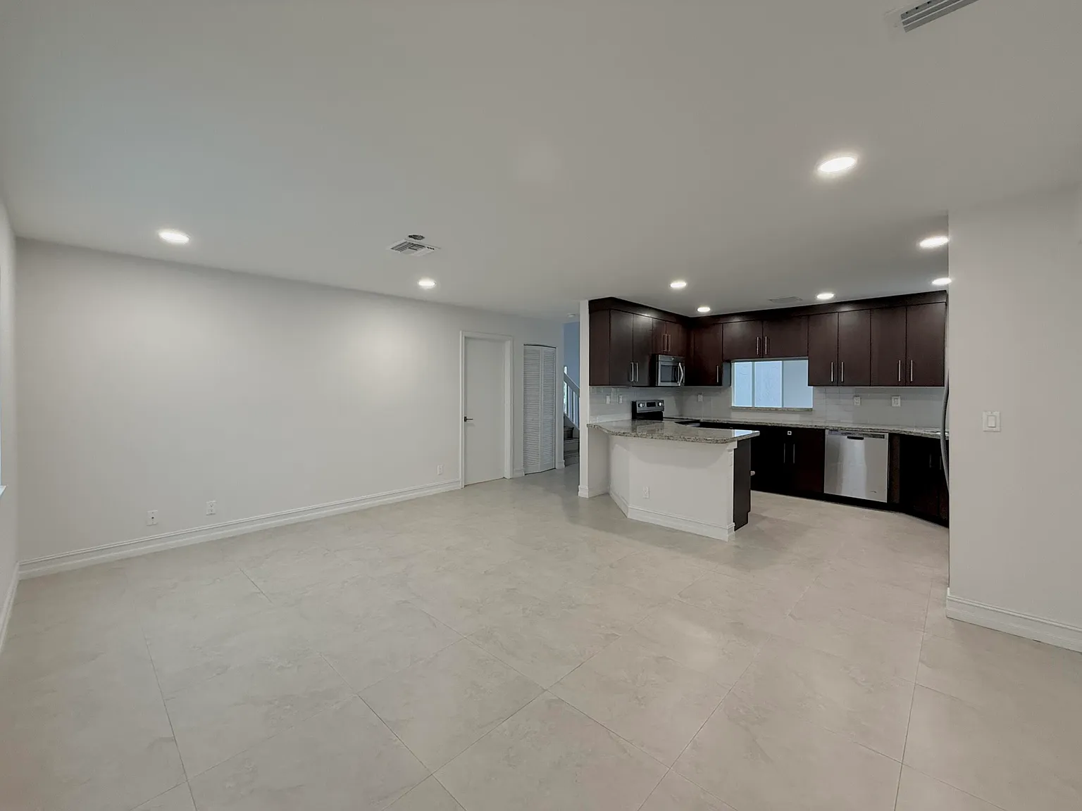 4 bed, 2.5 bath, 2660 sqft, $4,950 — Photo 3