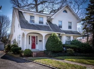 30 Summit Dr, Manhasset, NY 11030
