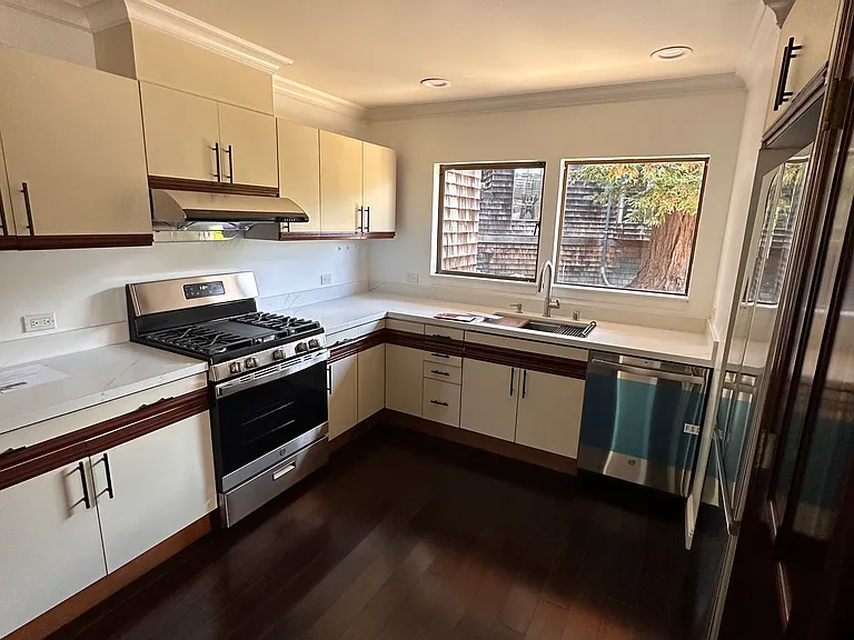 1412 Henry St — Photo 2
