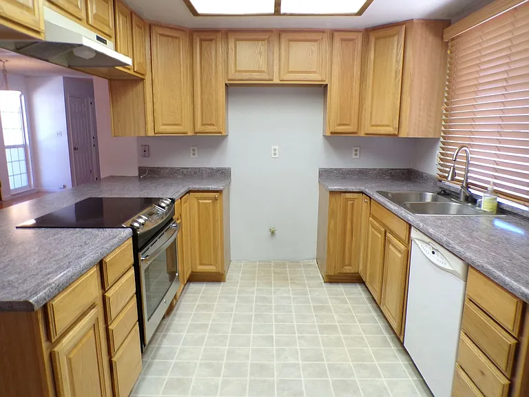 1600 Fairington Ln — Photo 3