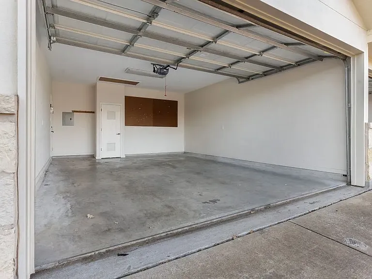915 E Highway St — Photo 12