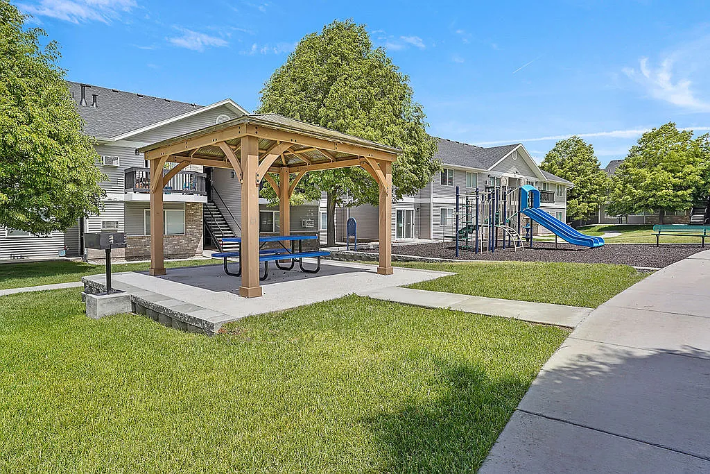 Lakeview Apartments — Photo 4