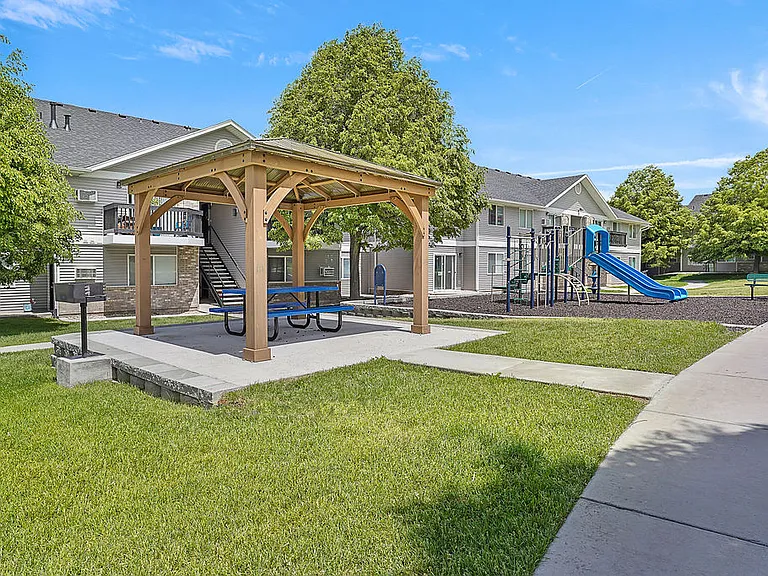 Lakeview Apartments — Photo 4