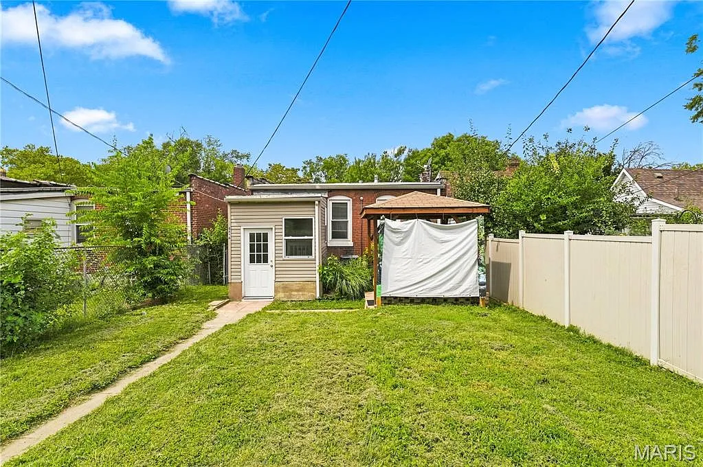 2 bed, 1.0 bath, 864 sqft, $1,450 — Photo 2