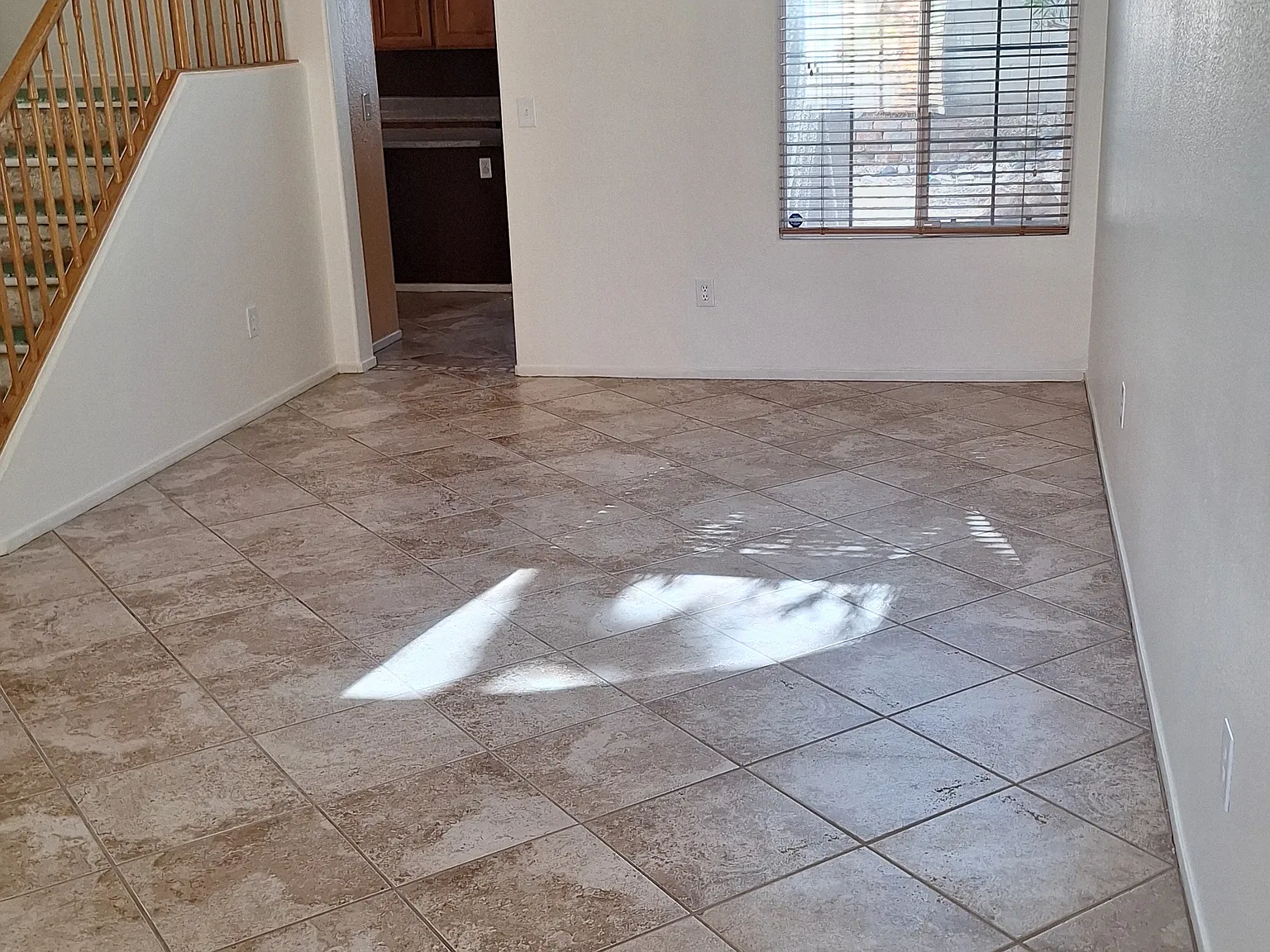 5 bed, 3.5 bath, 2800 sqft, $2,650 — Photo 3