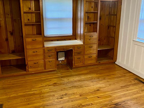 4th image of 203 S Elm St