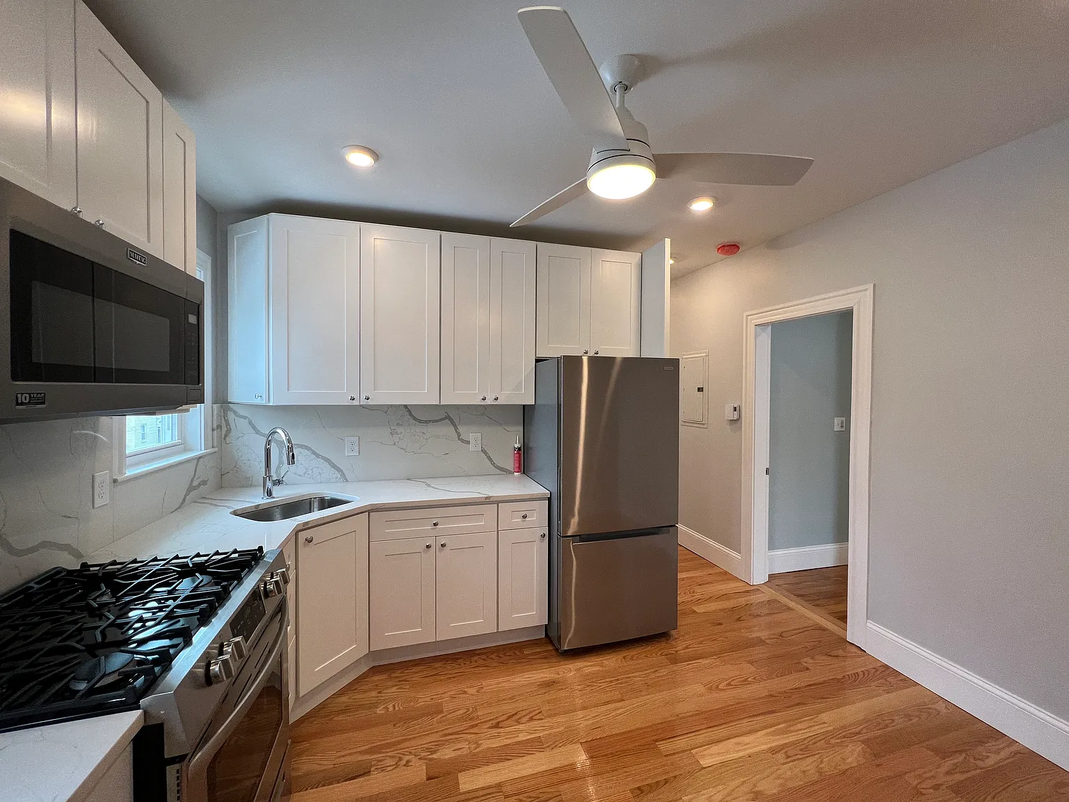 3 bed, 1200 sqft, $4,295 — Photo 2
