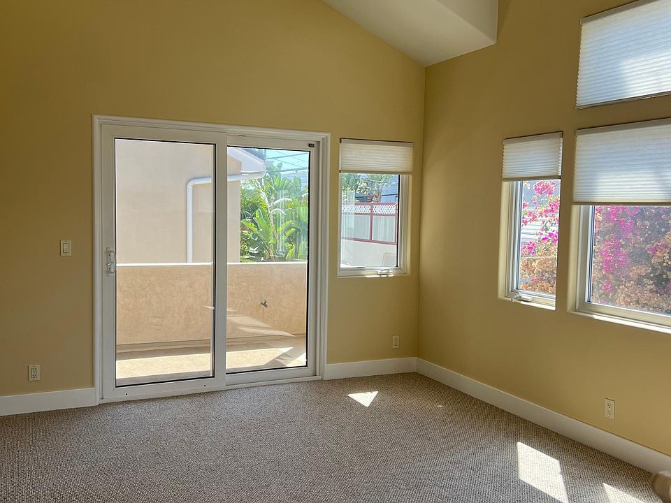 Light and bright Living room with access to balcony