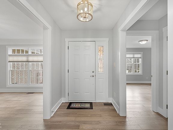 3rd image of 6686 Woodcrest Dr