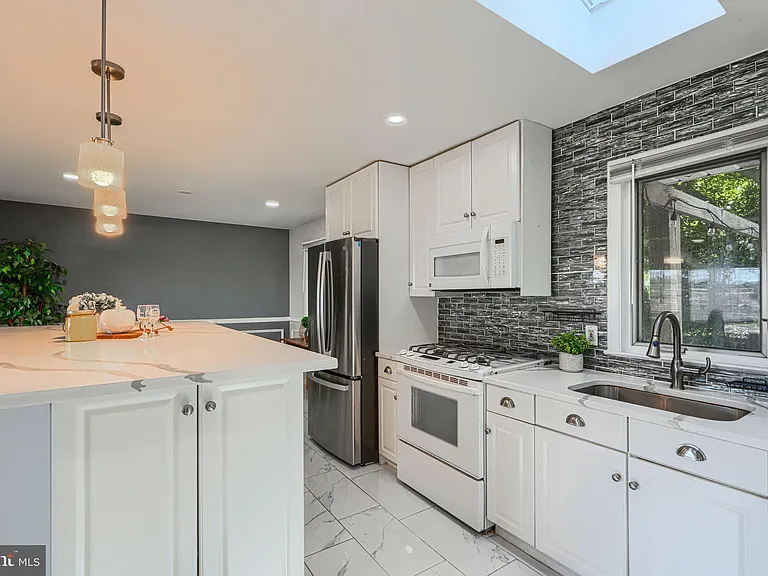 520 White Oak Dr — Photo 2