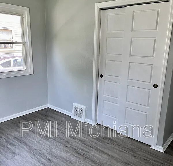 230 N Albert Ave — Photo 8