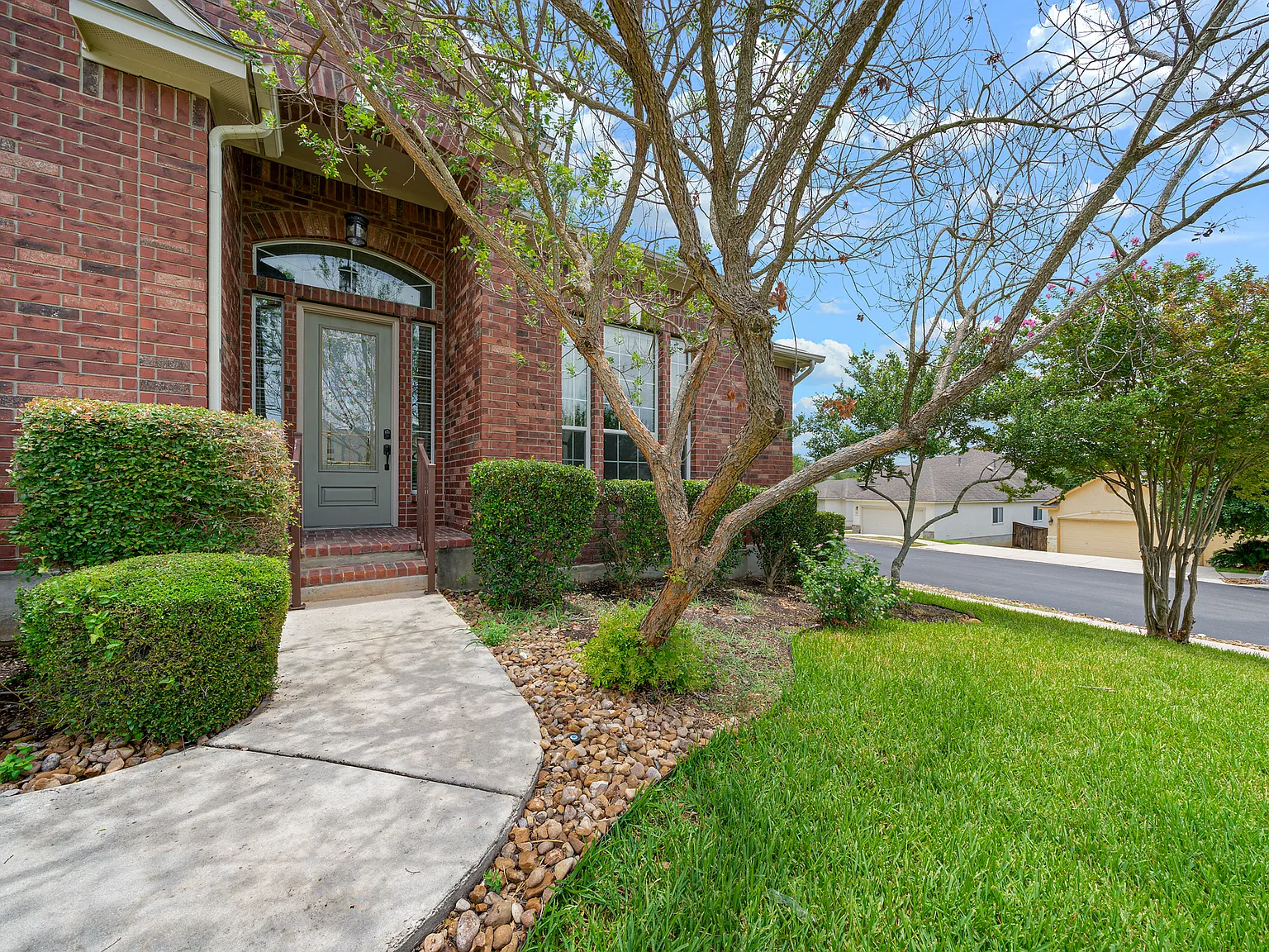 Spacious 4-Bed Luxury Home with Chef's Kitchen, Fenced Yard, and 3,528 sq ft in Helotes — Photo 4