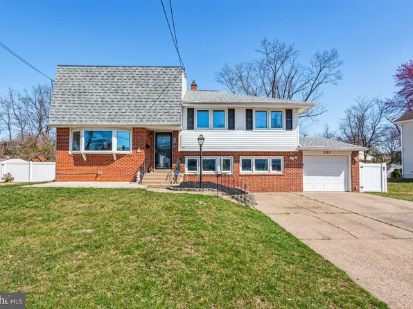 221 Belle Arbor Dr, Cherry Hill, NJ 08034