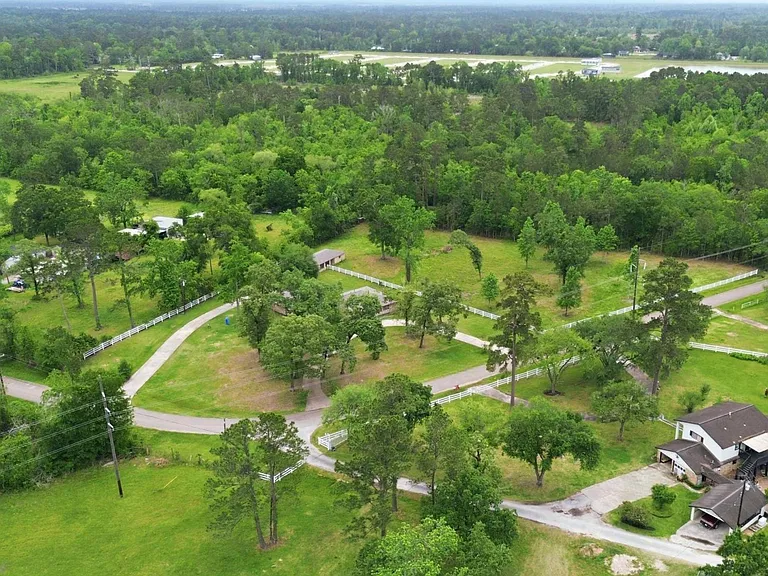 10240 Post Oak Dr — Photo 45