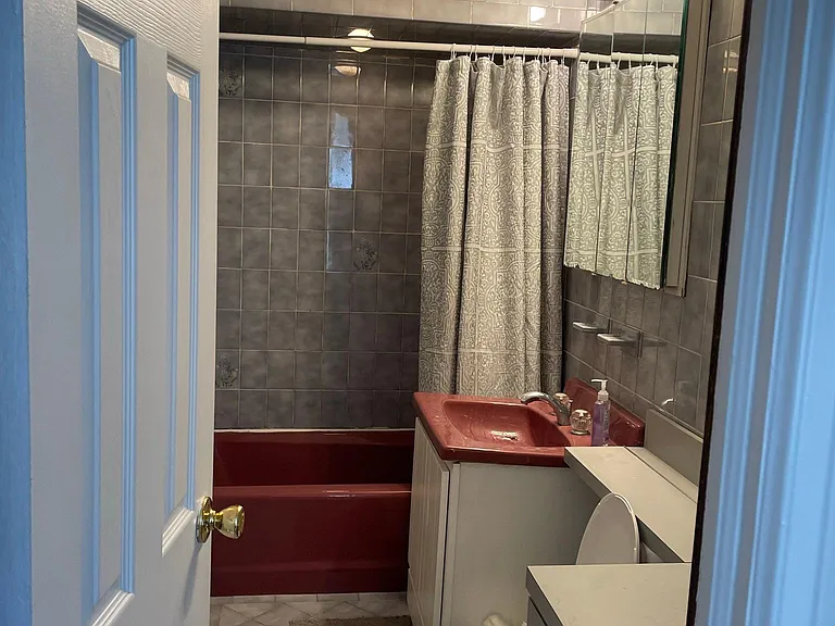 17333 Grand Central Pkwy — Photo 4