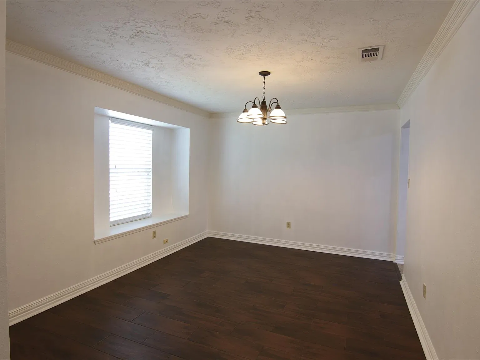 3 bed, 2.0 bath, 1584 sqft, $1,795 — Photo 2