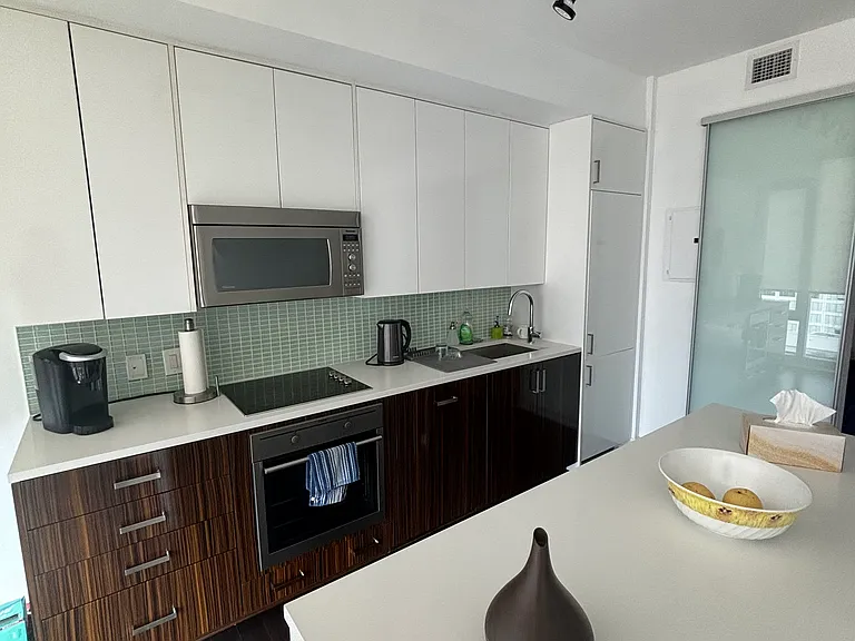 300 Lisgar St — Photo 5