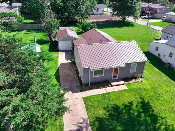 305 Iowa St, Hiawatha, KS 66434