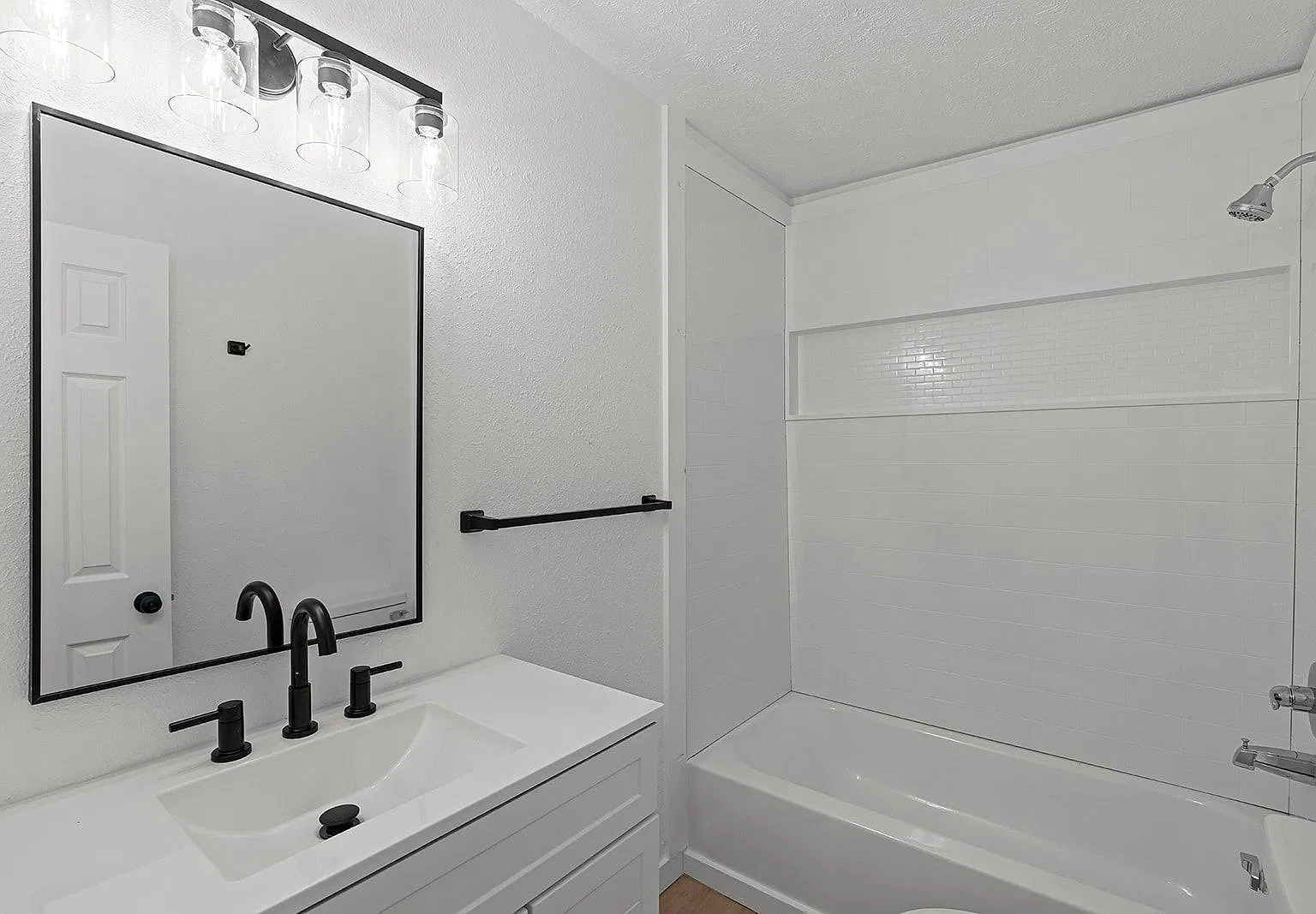 Remodeled home in a quiet neighborhood — Photo 4