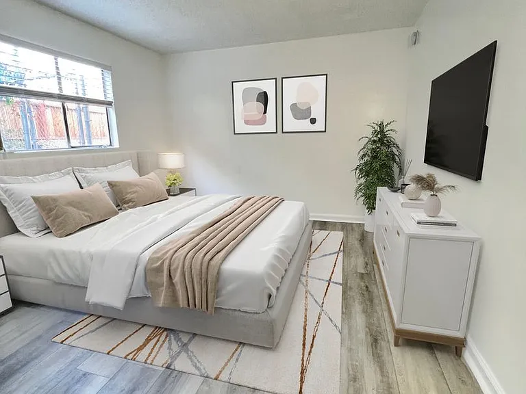 College Manor — Photo 10