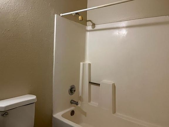 4th image of 556 N Lincoln Ave #12