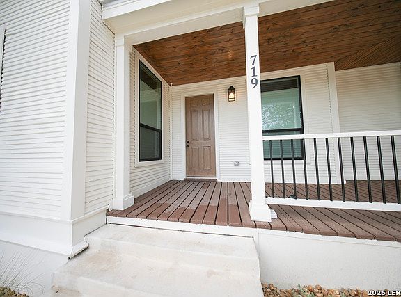 4th image of 719 Dakota St