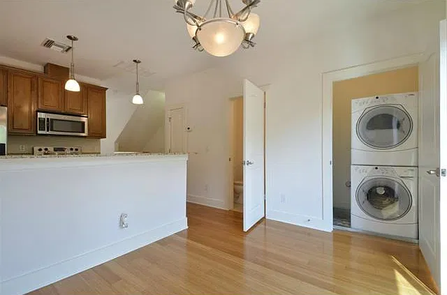 3 bed, 2.5 bath, 1376 sqft, $1,645 — Photo 4