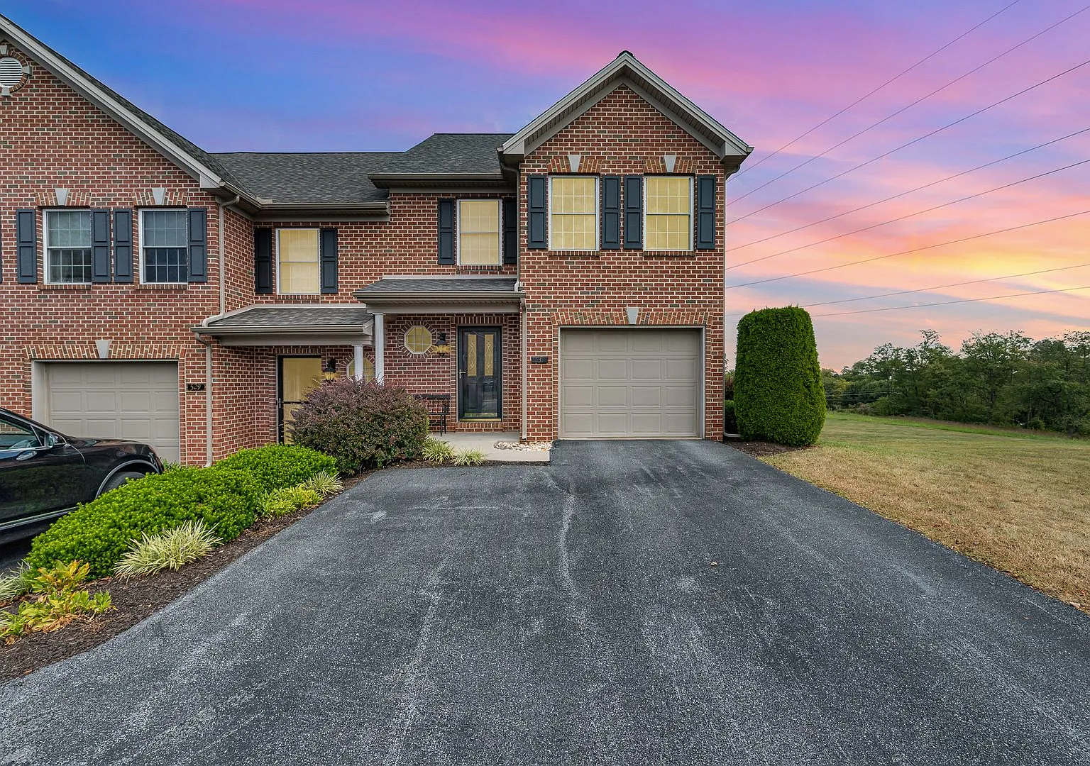 Welcome to this charming 2-bedroom, 2.5-bathroom town-house located in the desirable Harrisburg, ... — Photo 1