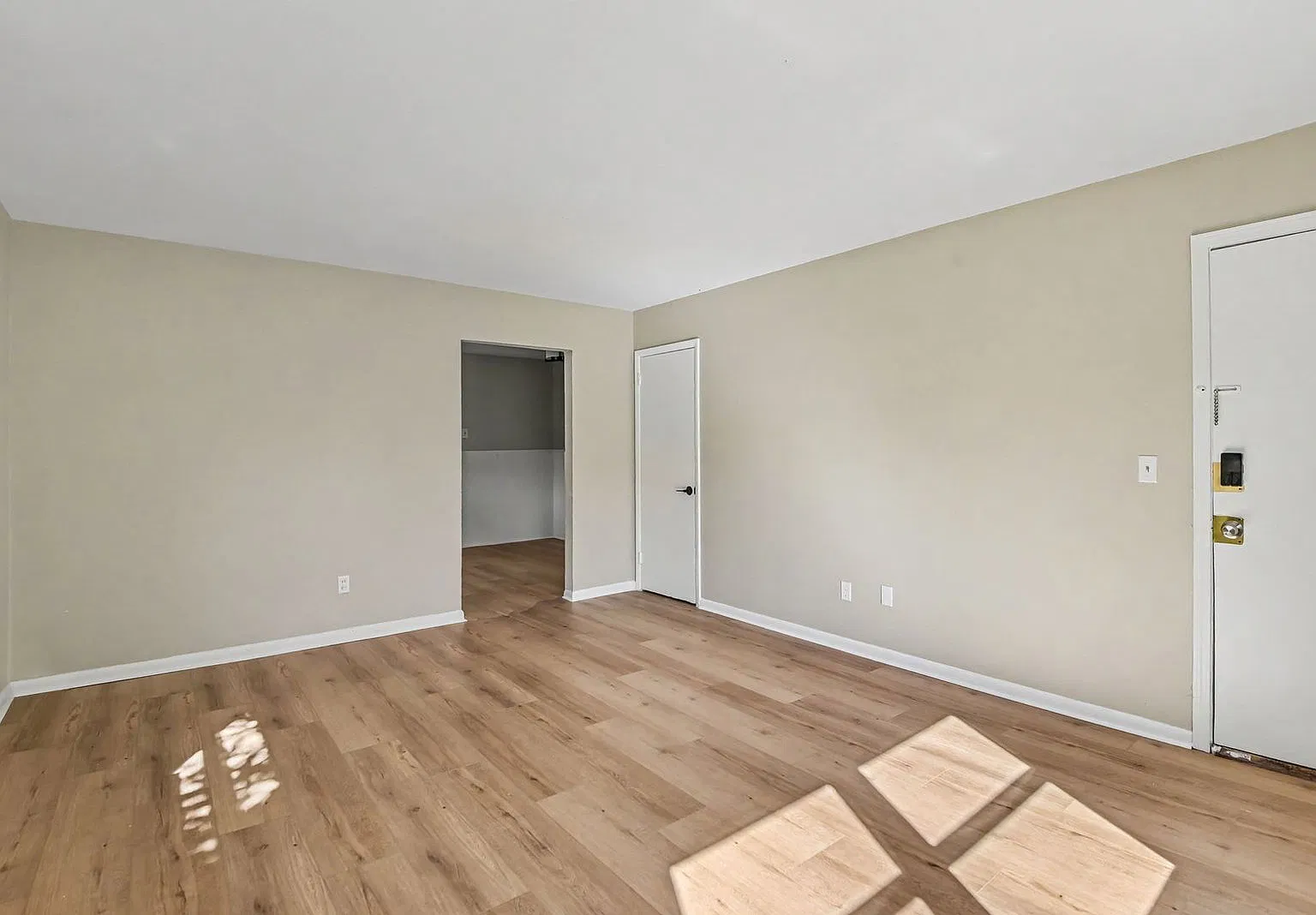 2 bed, 1.0 bath, $1,095 — Photo 3