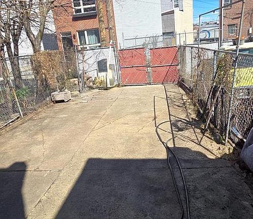 4th image of 2619 E Hagert St