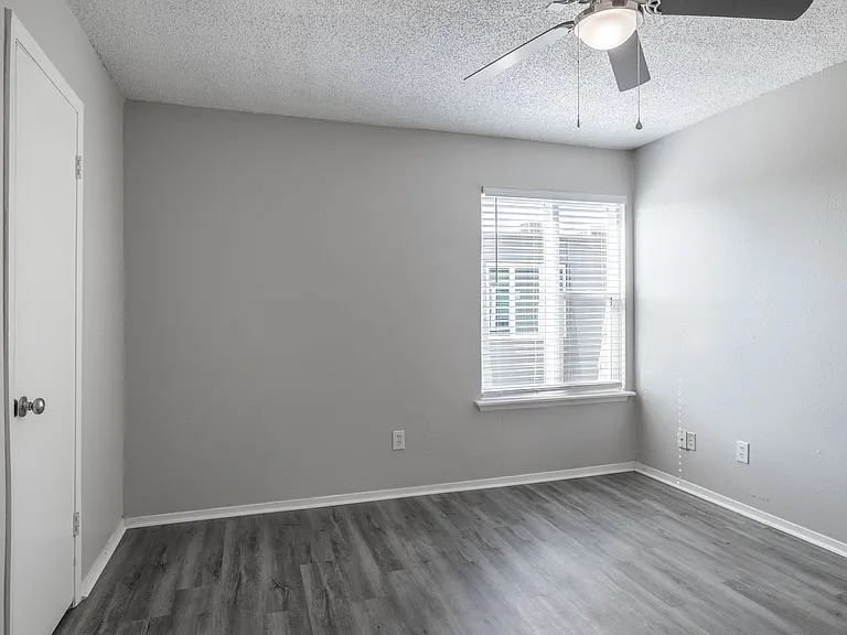 Windsor Gardens Apartments — Photo 17