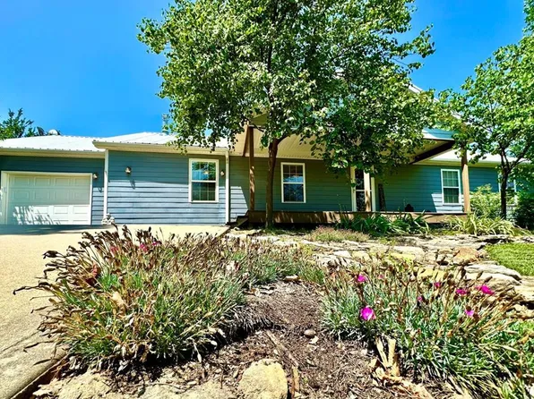 2 Barney Ln, Iola, KS 66749