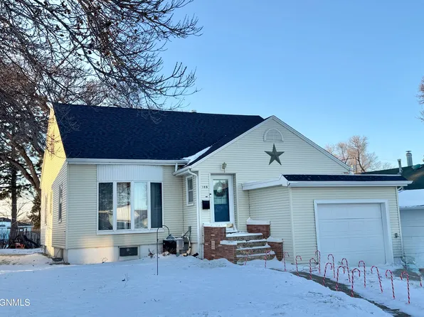 105 12th Ave NW, Mandan, ND 58554
