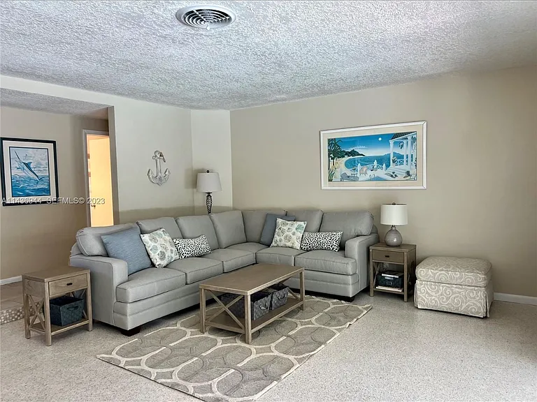 1241 Manor Dr — Photo 6