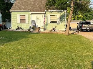 1011 E 2nd St, Redfield, SD 57469