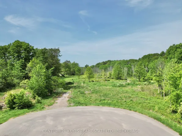 8 Kyes Rd, Leeds And The Thousand Islands, ON K0E 1L0