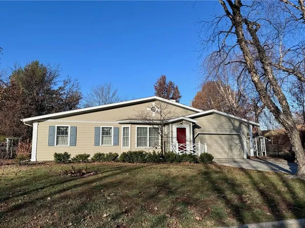 1018 Meadowbrook Rd E, Iola, KS 66749