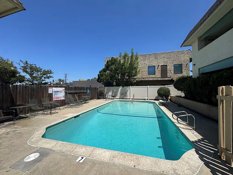 Mesa Manor Apartments — Photo 2