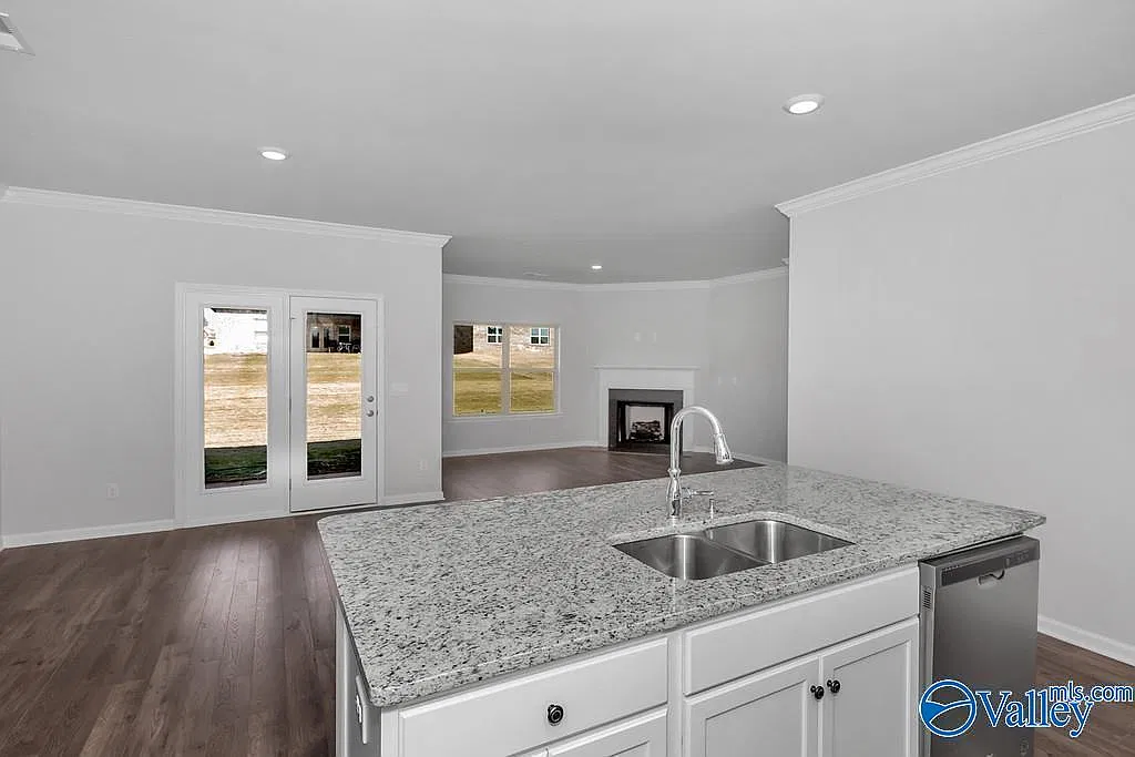 4 bed, 2.0 bath, 1859 sqft, $1,930 — Photo 4