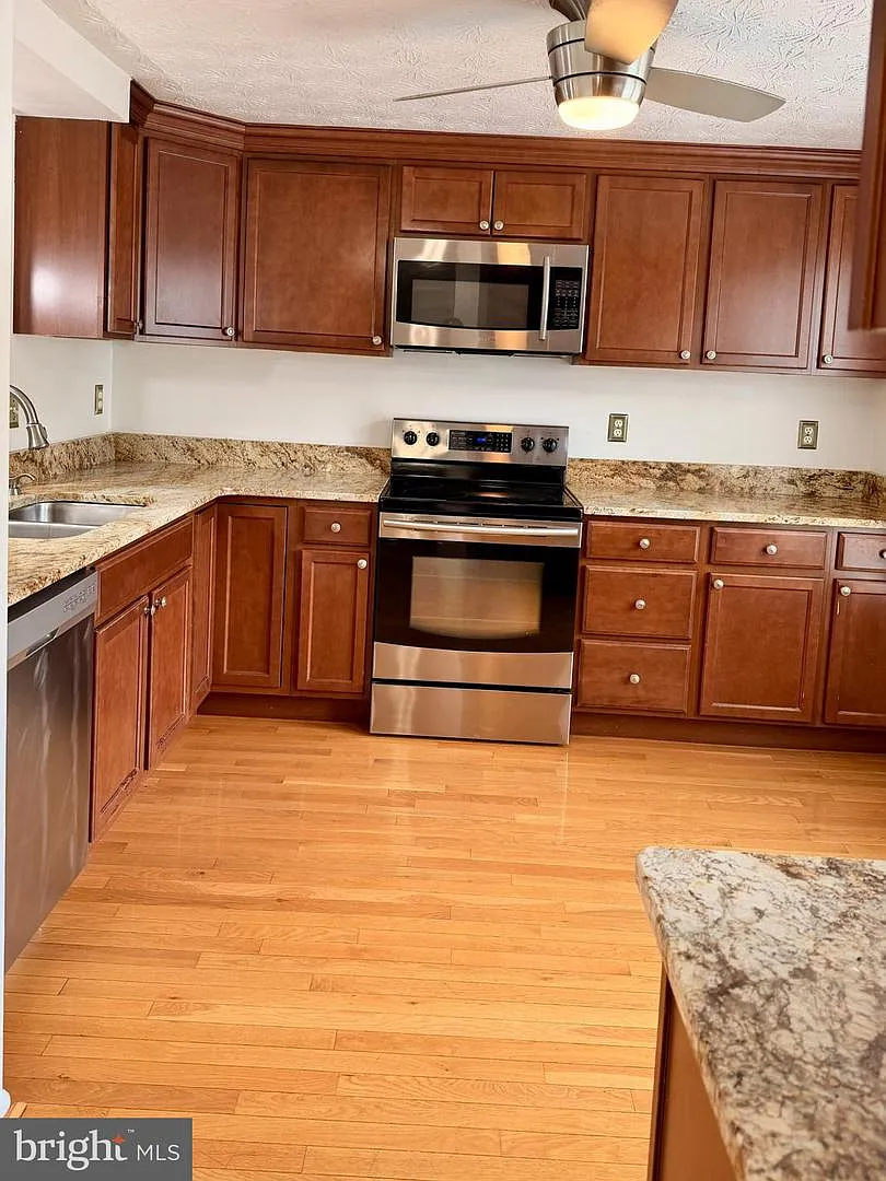 3 bed, 2.5 bath, 2100 sqft, $2,500 — Photo 3