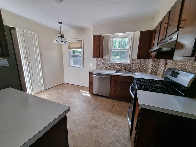 179 Amherstdale Rd — Photo 9