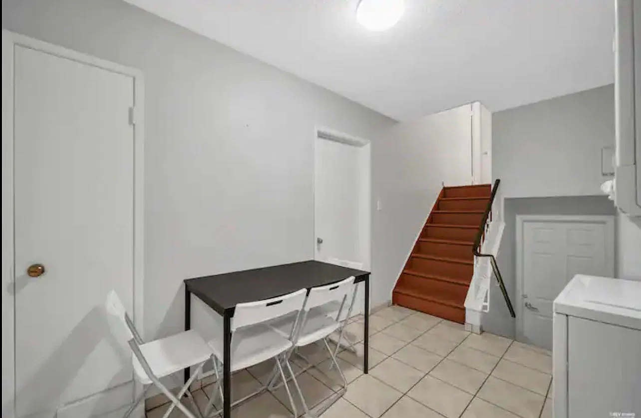 1 bed, 300 sqft, $1,200 — Photo 3