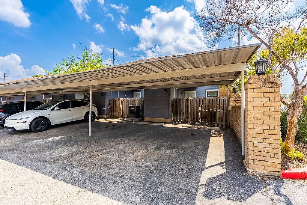 2 bed, 1.5 bath, 968 sqft, $1,700 — Photo 3